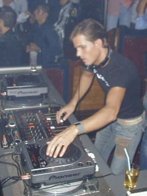Frédéric aux platines, en 2003