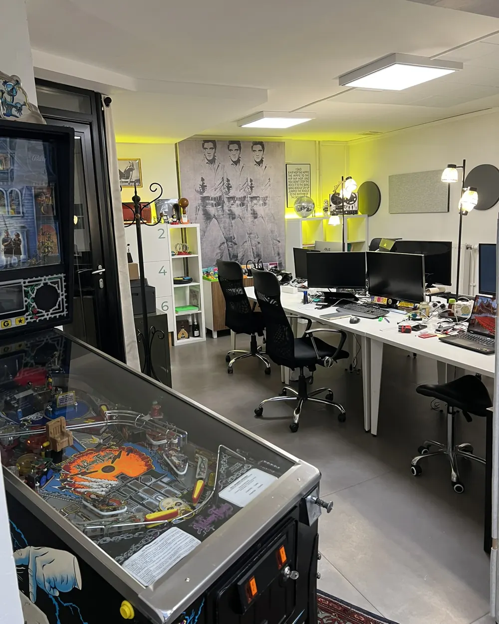 Le bureau de Happy-Zone, avec son flipper, ses objets vintage et sa déco
