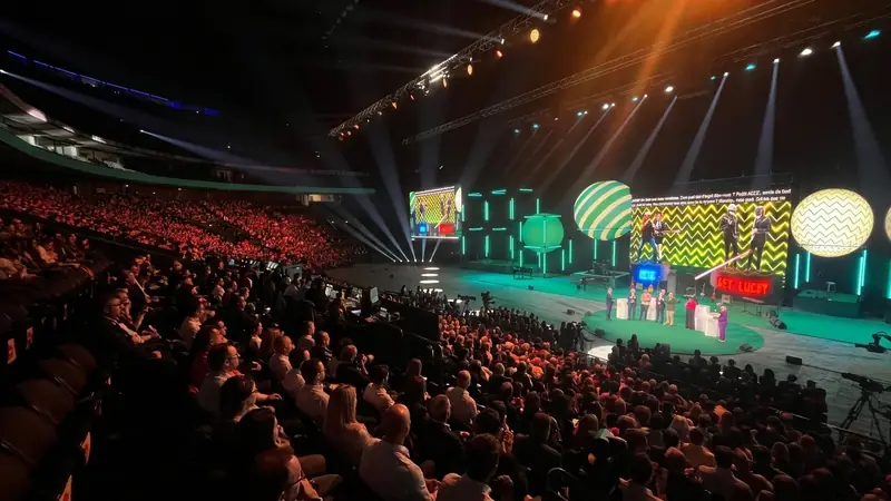 Grande plénière avec grand écran LED et interaction Jauge battle