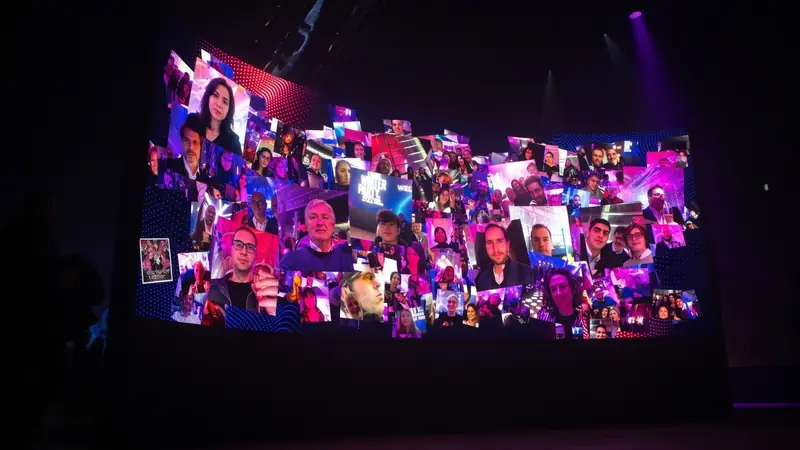 Mosaïque de selfies des participants sur un écran incurvé