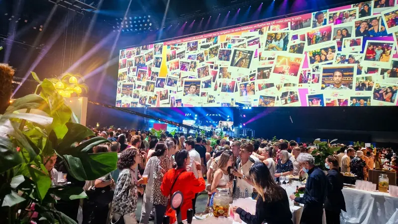 Mur de selfies géant au-dessus des invités, en soirée