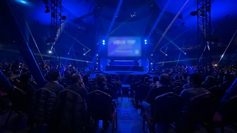 Plénière dans une salle éclairée en bleu