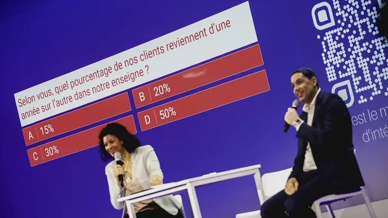 Question de quiz à l’écran pendant une table ronde