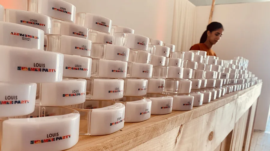 Bracelets LED blancs personnalisés alignés sur une table avant l’événement