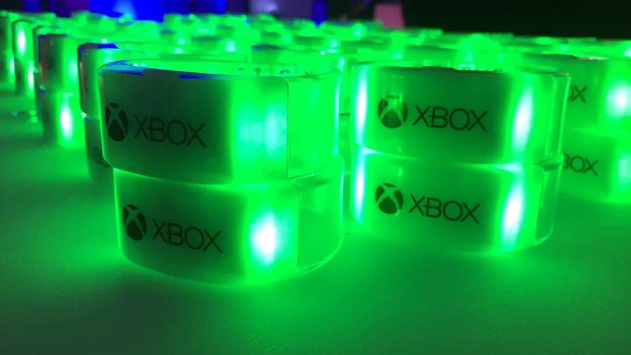 Bracelets LED verts personnalisés empilés et allumés