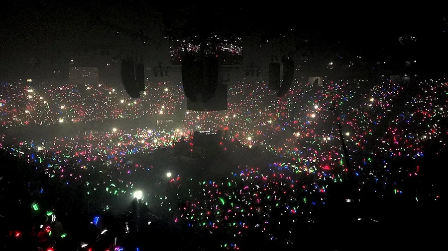 Vue plongeante d’une grande salle remplie de bracelets LED multicolores