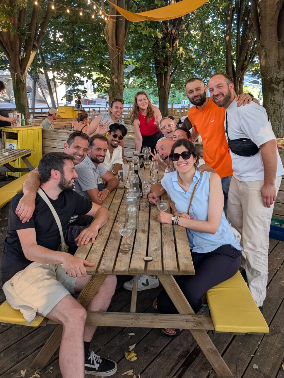 L’équipe Happy-Zone réunie autour d’une table en terrasse, lors de la garden party annuelle
